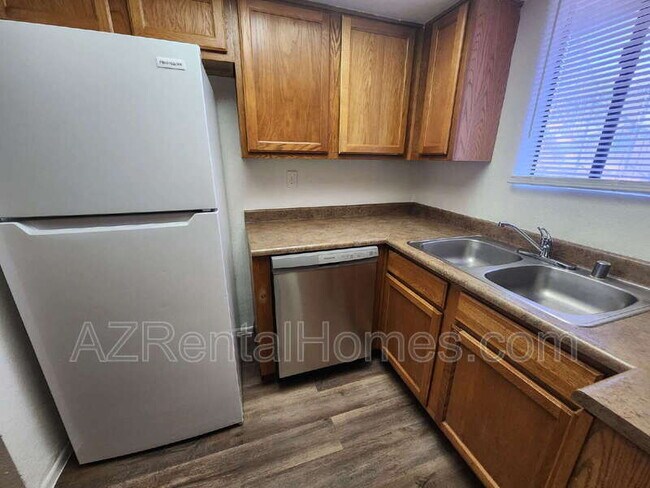 Building Photo - 1215 E Lemon St