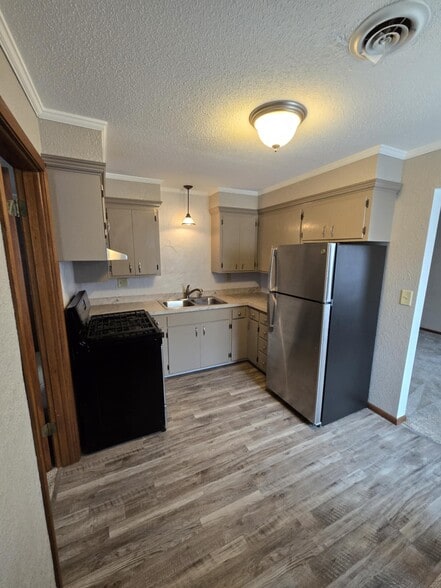 Kitchen - 302 N Cedar Ave