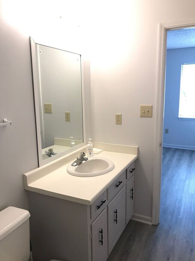 Building Photo - 2 bed/2.5 bath Unit in Sleepy Hollow!