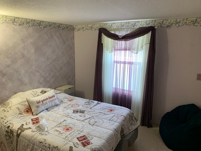 Building Photo - Great 4 bed 2 bath Mobile