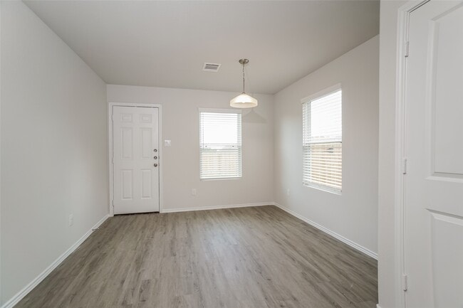 Building Photo - 215 Pronghorn Dr
