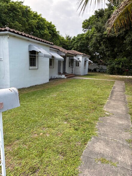 Building Photo - 1007 NE 112th St