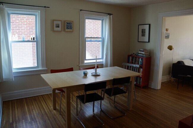 Building Photo - 2 Bedroom 2nd Floor Apartment South Wedge ...