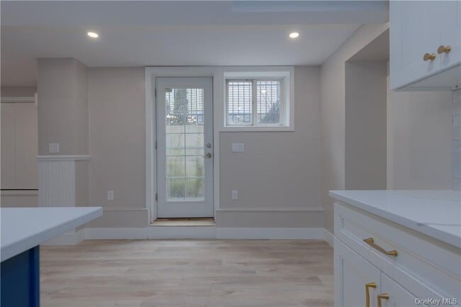 Building Photo - 11 Oak Ave