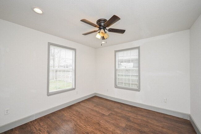 Building Photo - 314 W Hart Ave