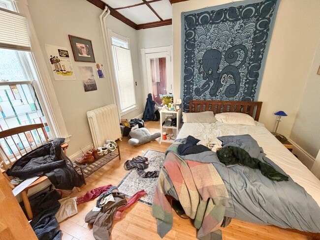 Building Photo - 3 Bedroom Apartment in Burlington VT Available NOW! OFF STREET PARKING, LAUNDRY, HEAT INCLUDED.