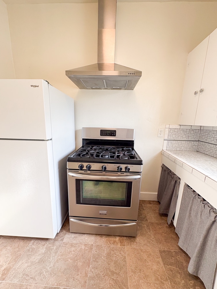 Gas Stove - 2522 Capitol Ave