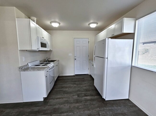 Building Photo - 5880gr