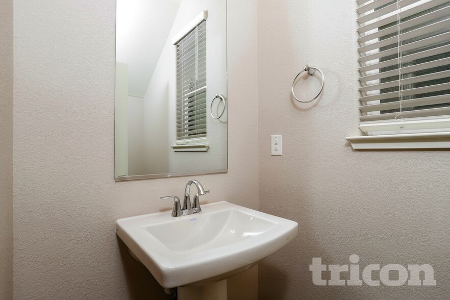 Building Photo - 1139 Victorian St