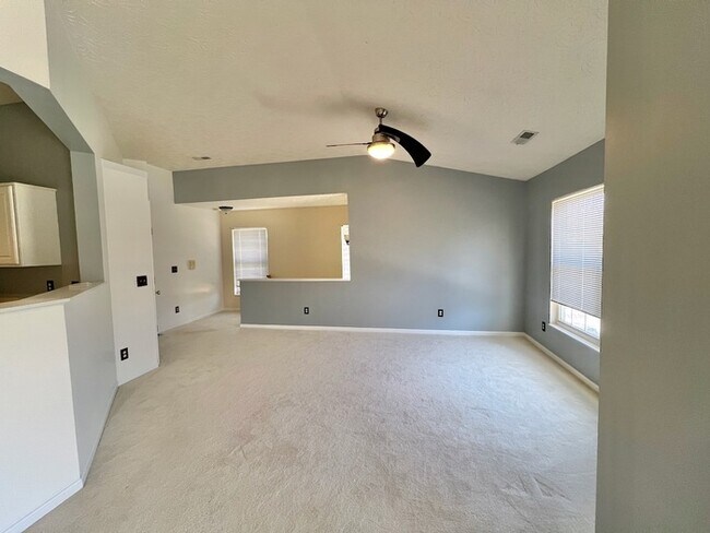 Building Photo - Spacious Amelia Condo!