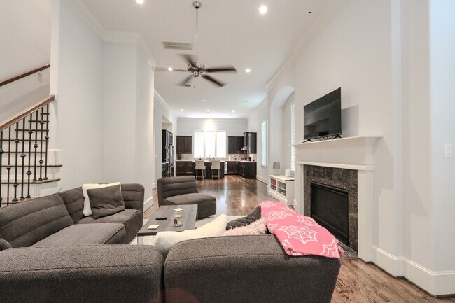 Building Photo - 2037 Fannin Station N