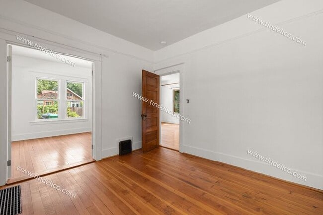 Building Photo - Spacious & Stylish 3-Bedroom Home with Upd...