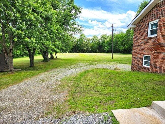 Building Photo - Quiet Country 3BR Ranch with 3.8acres betw...
