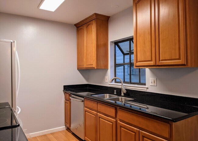 Building Photo - 905 W Middlefield Rd
