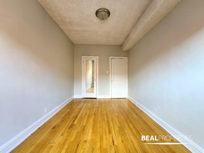 Building Photo - 2 bedroom in CHICAGO IL 60657