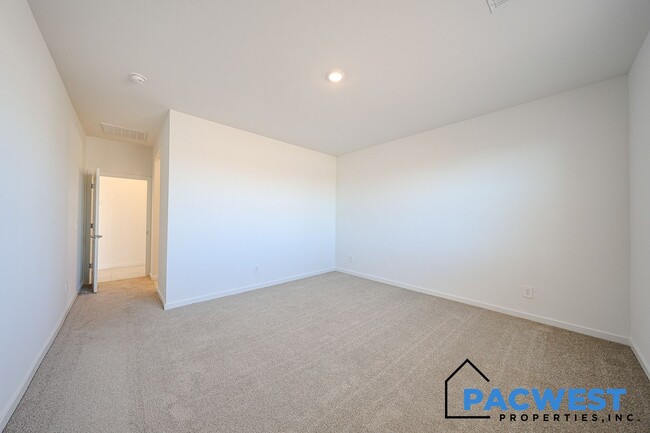 Building Photo - QUICK MOVE IN SPECIAL1
