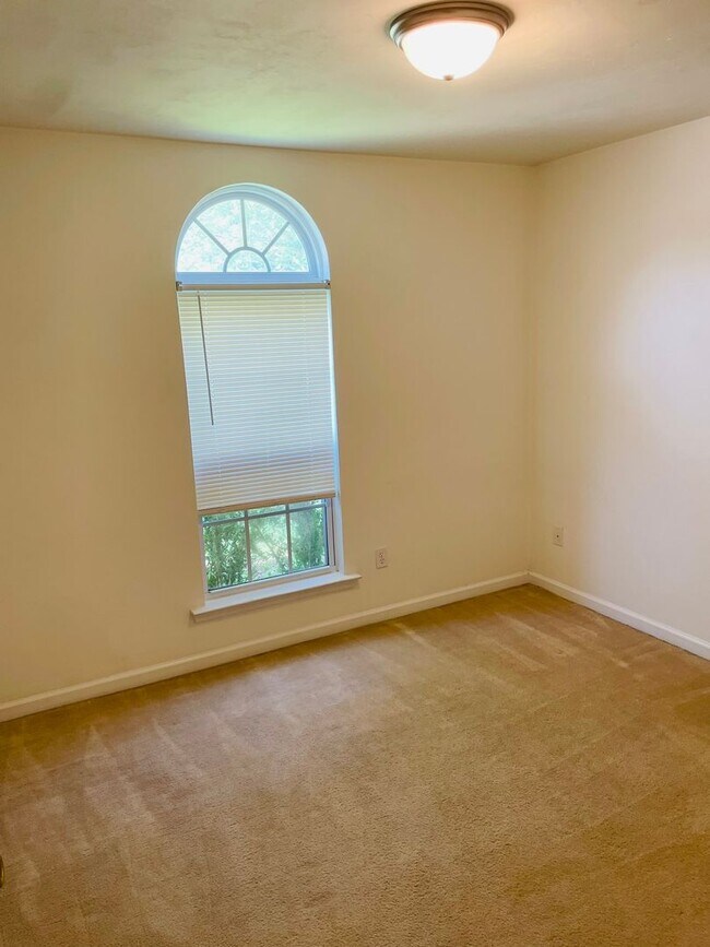 Building Photo - GLEN AT GOLDEN EAGLE