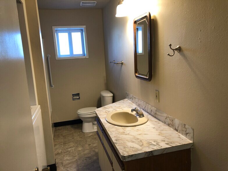 Building Photo - 1804 N Oak St