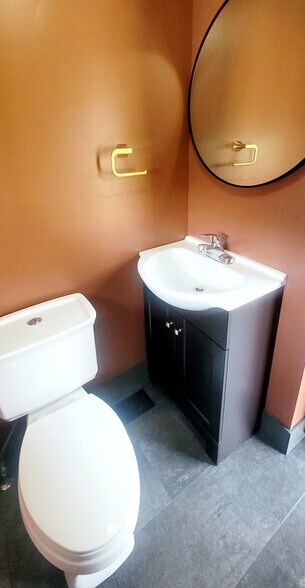 1/2 bath - 1409 3rd Ave
