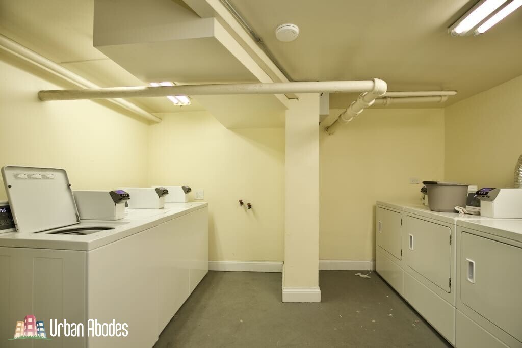 Building Photo - 3713 N Pine Grove Ave