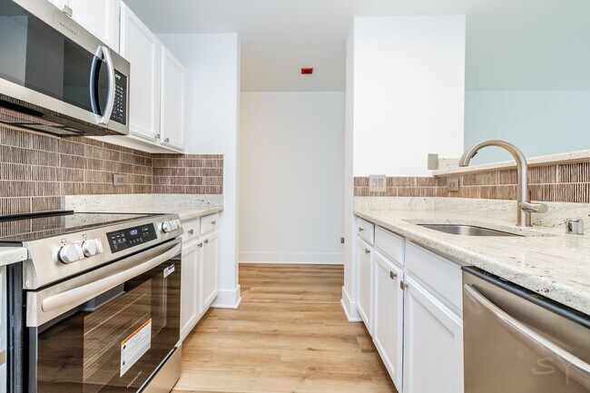 Building Photo - 345 N La Salle Dr