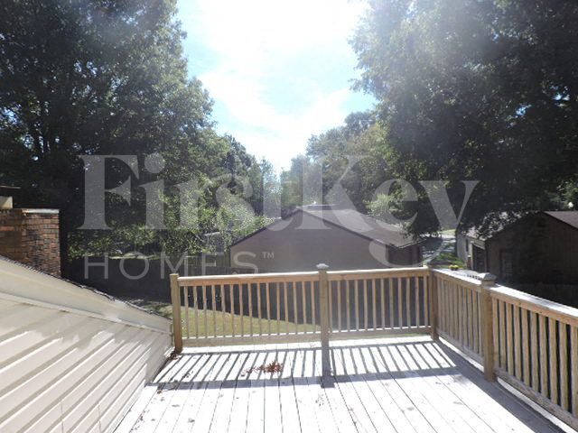 Building Photo - 8601 Thorncliff Fairway
