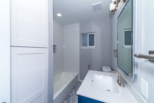 Building Photo - RENOVATED OLMOS PARK TERRACE DUPLEX