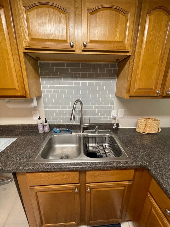 Building Photo - 8043 SE Highpoint Way