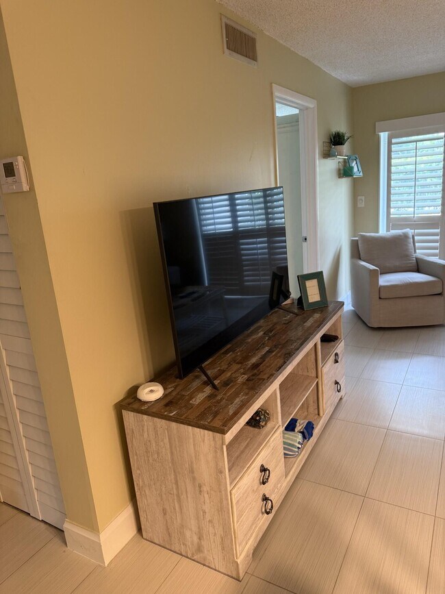 Building Photo - 207 Tropic Isle Dr