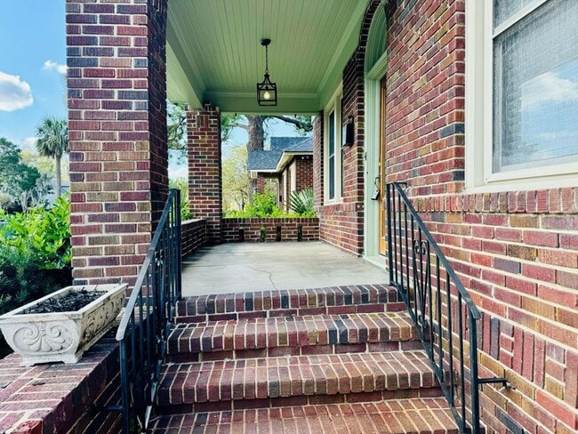 Building Photo - Available this Summer!! Beautiful 3 bed, 2 bath home located in Ardsley Park in Savannah, Ga!!