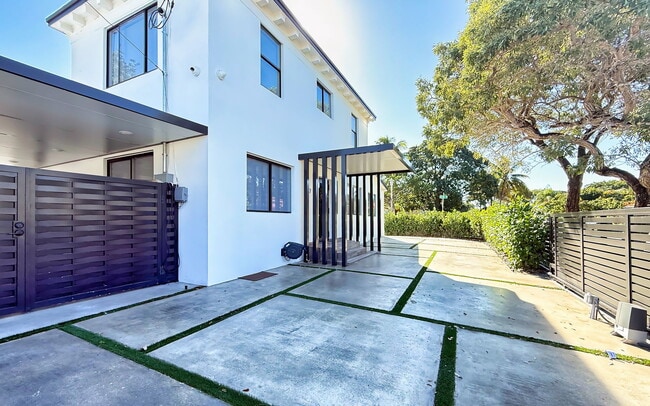 Building Photo - 927 SW 18th Ave