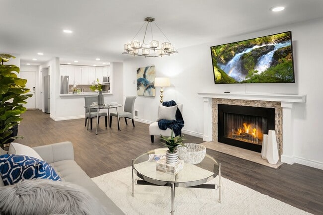 Building Photo - Spacious Condo on Main St. Bellevue!!