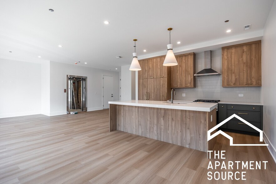 Building Photo - 1620 W Grand Ave