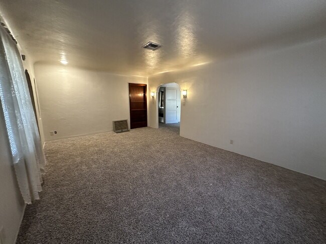 Building Photo - Charming 3 Bedroom, 2 Bath Home with Sunroom!