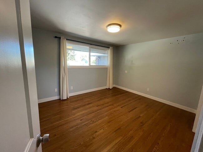 Building Photo - 4 Bedrooms in College Greens