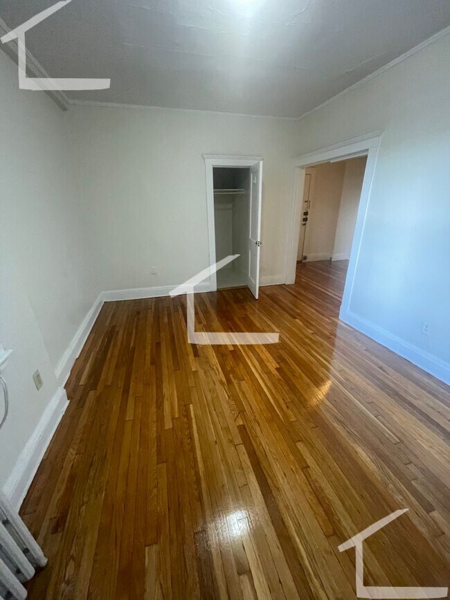 Building Photo - Avl NOW - No Fee! Split-style 2BR on Green...