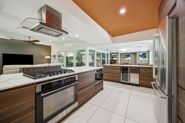 Building Photo - 9769 Oak Point Dr