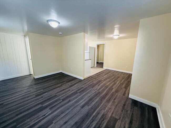 Building Photo - 320 21st Ave S