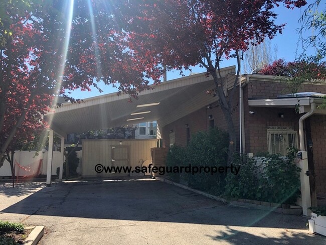 Building Photo - Charming Fully Furnished Bungalow in Millcreek