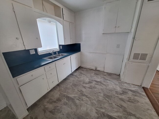 Building Photo - 3 bedroom, 1 bath