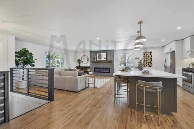 Building Photo - Spacious South Hill Home