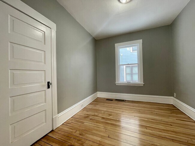 Building Photo - Charming 4 bedroom 1.5 Bathroom Home in South Minneapolis!