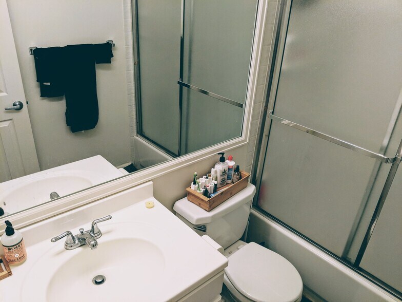 Building Photo - 1111 Maxwell Ave #123