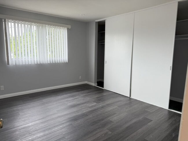 Building Photo - 525 Fischer, 1