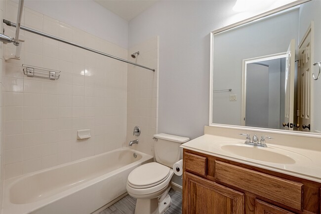 Building Photo - 18302 N Elizabeth Shore Loop