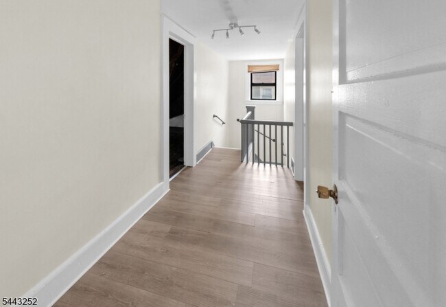 Building Photo - 558 Argyle Ave