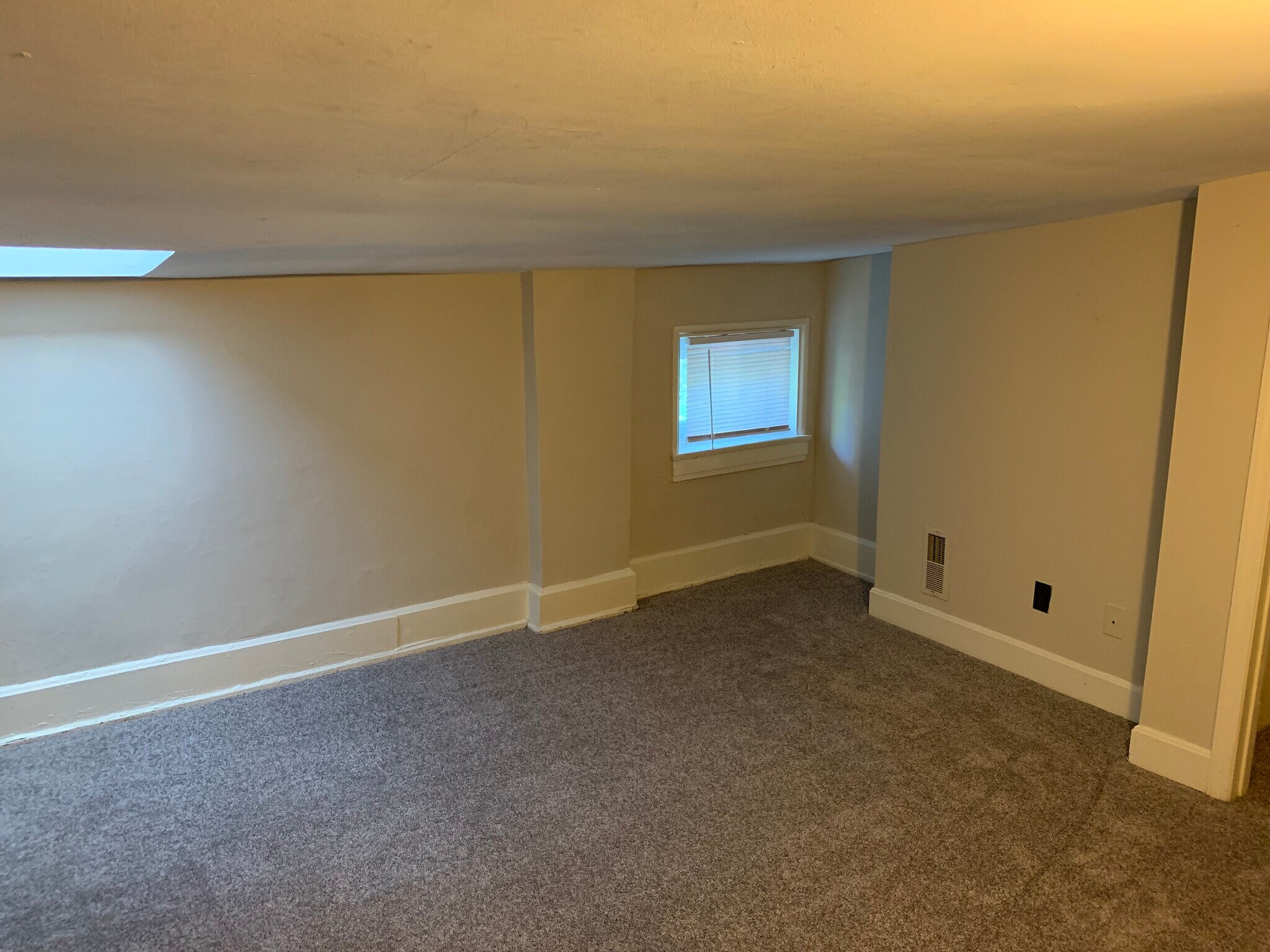 Building Photo - 114 Parker St