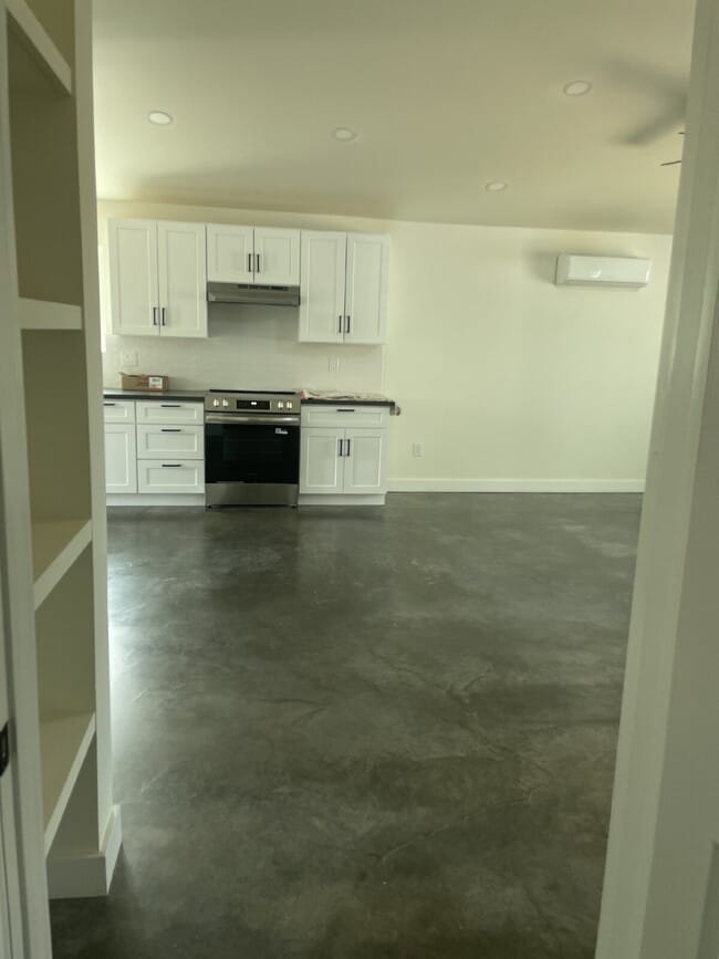 Building Photo - 1339 E 8th St