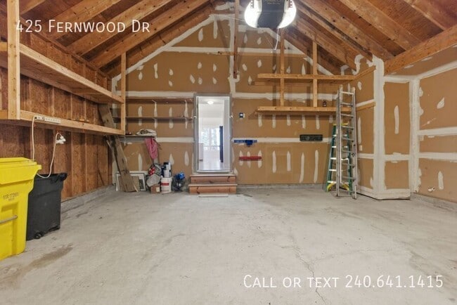 Building Photo - 425 Fernwood Dr