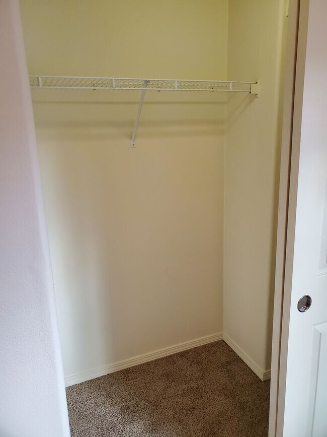 Building Photo - Great Location! 2 Bed 2 Bath Townhouse Style Condo! Open Concept! Laminate Floors Throughout Main!